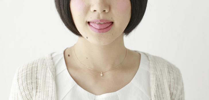 舌を出す女性の画像